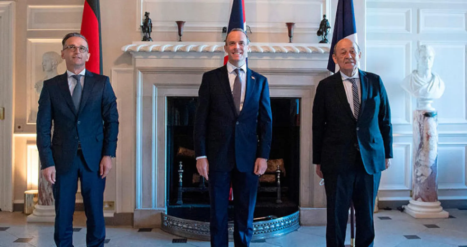 وزير الخارجية البريطاني دومينيك راب ونظيراه الألماني هايكو ماس والفرنسي جان إيف لودريان خلال مشاورات في لندن الشهر الماضي (أ.ف.ب)