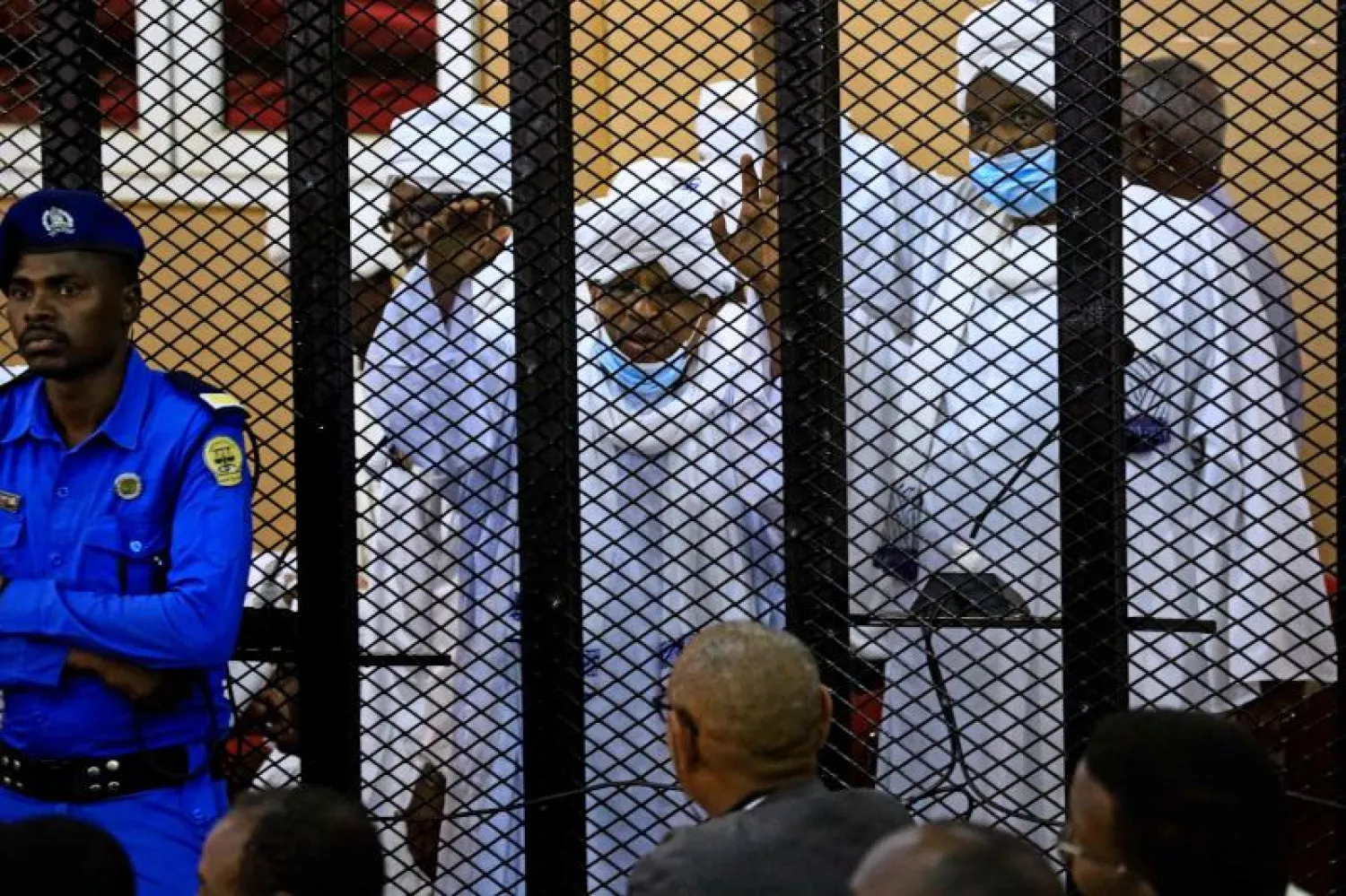 الرئيس السوداني المعزول عمر البشير خلال محاكمته (أ.ف.ب)