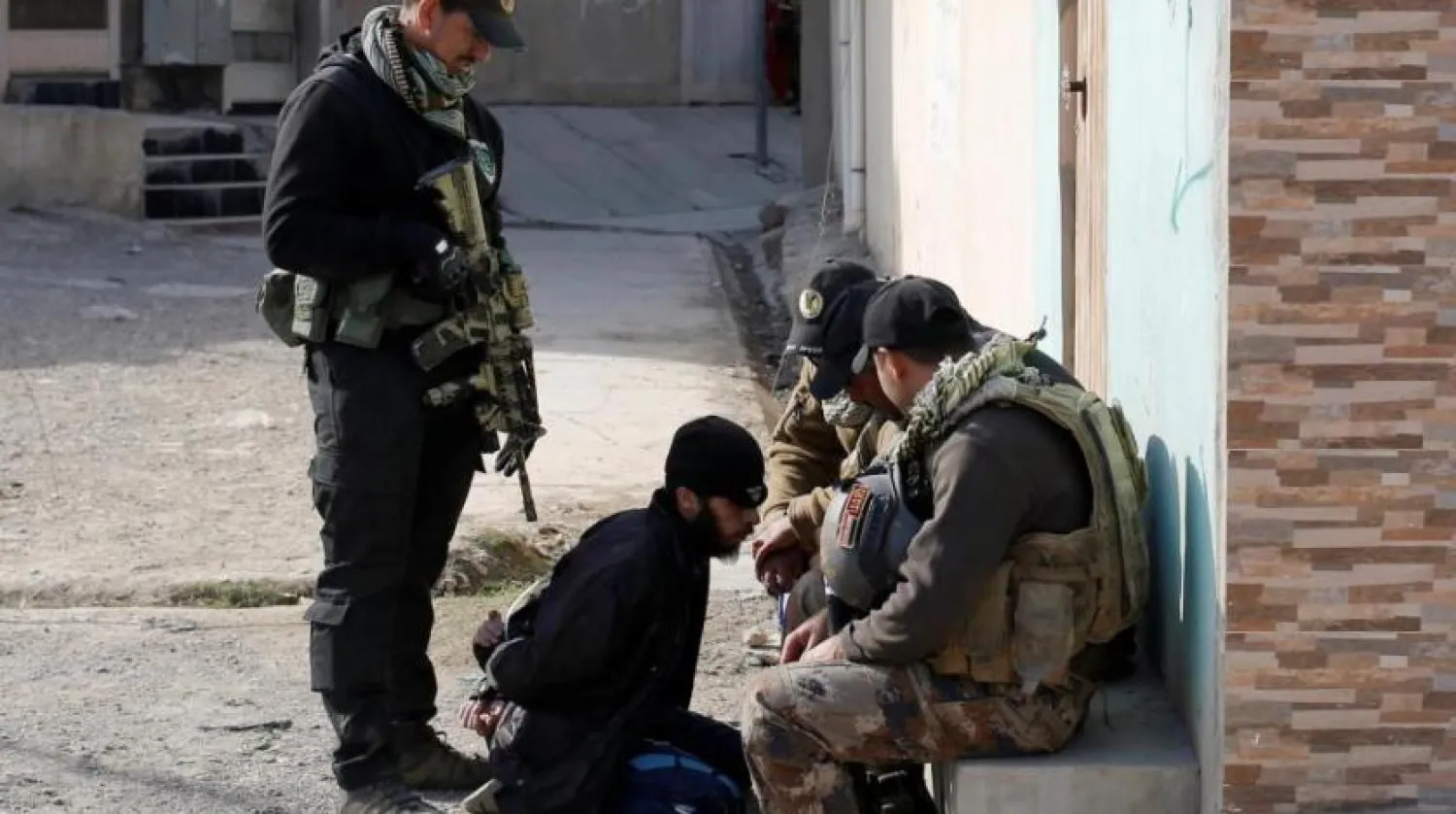 Members of an Iraqi Special forces intelligence team with a suspected ISIS member in Mosul, Iraq. (File photo: Reuters)
