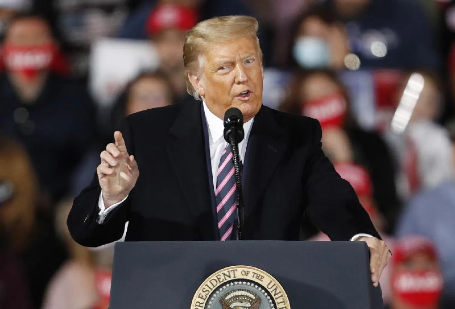 الرئيس الأميركي دونالد ترمب في خطاب خلال حملته الانتخابية ببنسلفانيا (إ.ب.أ)
