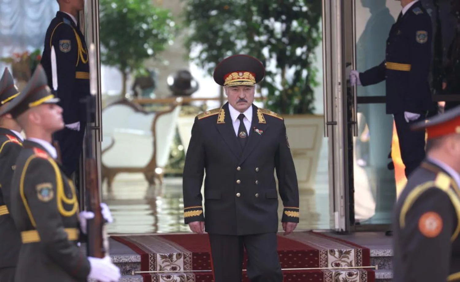 الرئيس البيلاروسي ألكسندر لوكاشينكو خلال حفل تنصيبه اليوم بقصر الاستقلال في مينسك (إ.ب.أ)
