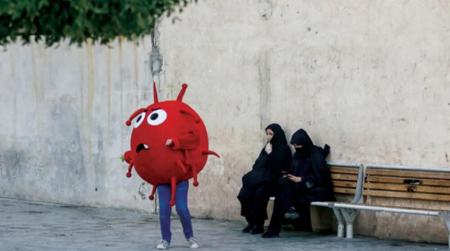 Tahran’ın güneyinde Kum şehrinde dün koronavirüs kostümü giyen bir İranlı çocuk (Mehr)