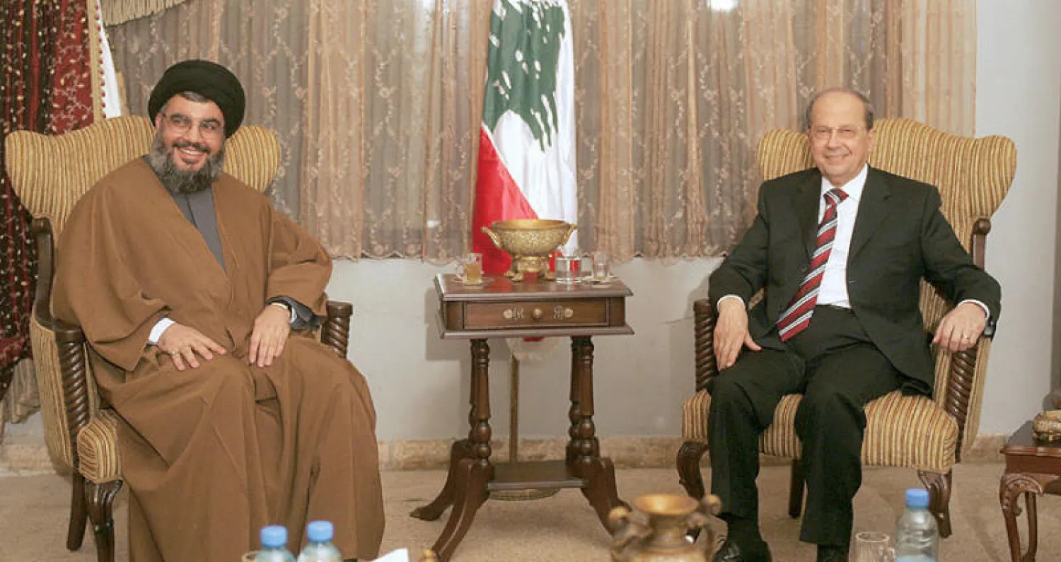 صورة من الأرشيف للقاء الرئيس ميشال عون وحسن نصر الله عند توقيع «تفاهم مار مخايل»  (أ.ف.ب)