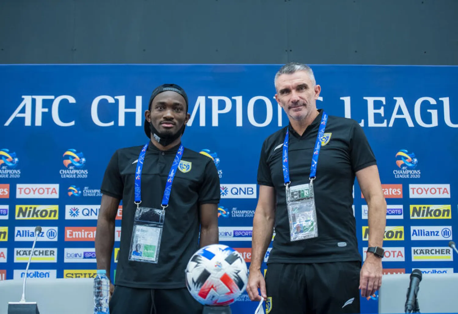 الفرنسي كارتيرون مدرب فريق التعاون ولاعبه أميسي بعد نهاية المؤتمر الصحافي (المركز الإعلامي لنادي التعاون)