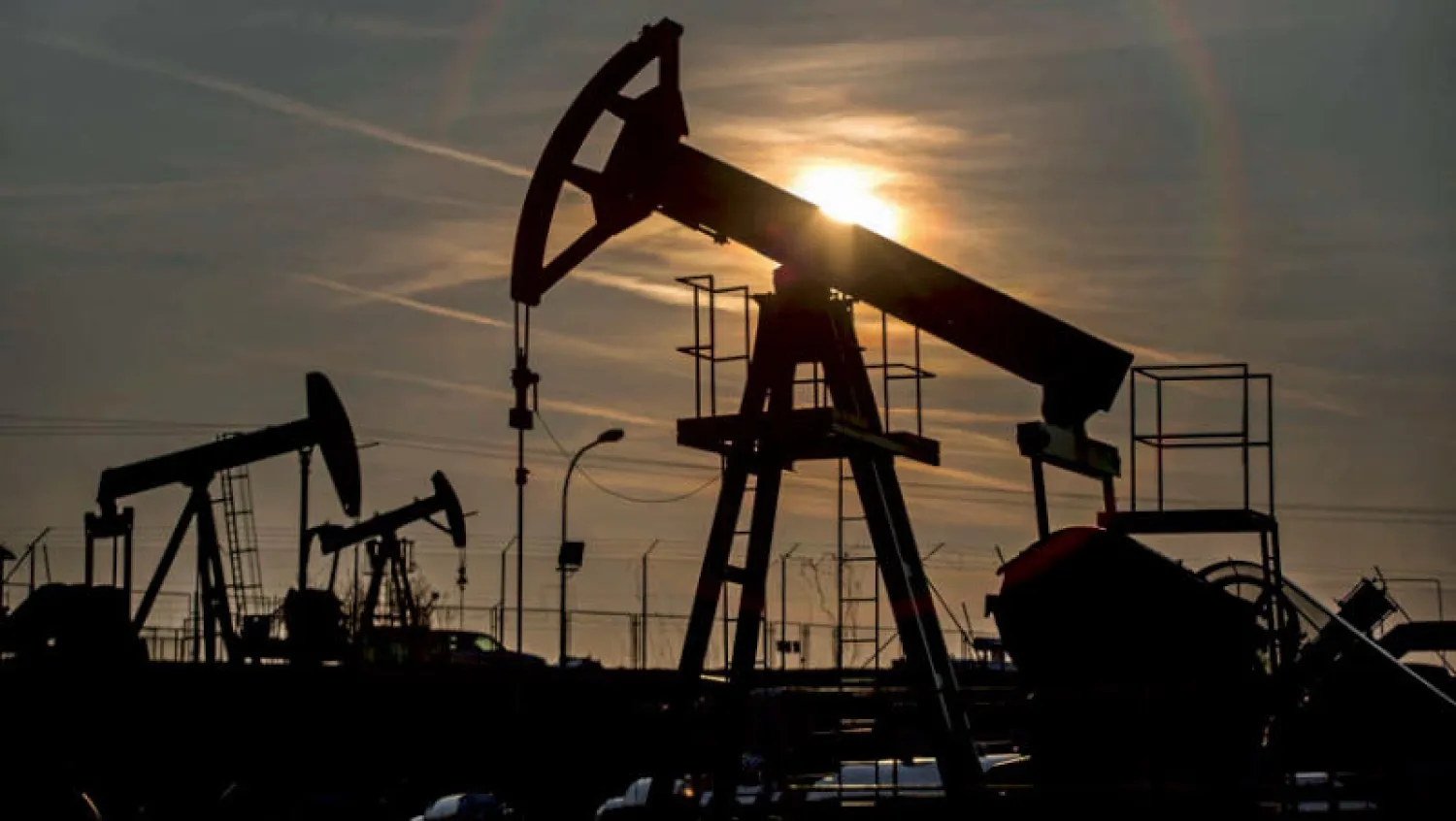 تتزايد توقعات عودة الطلب على النفط يوماً بعد يوم (رويترز)