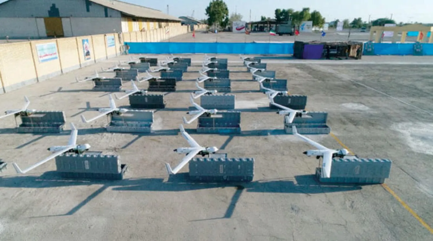 صور وزعها «الحرس» الإيراني لطائرات درون جديدة في قاعدة بميناء بندر عباس جنوب البلاد أمس (أ.ف.ب)