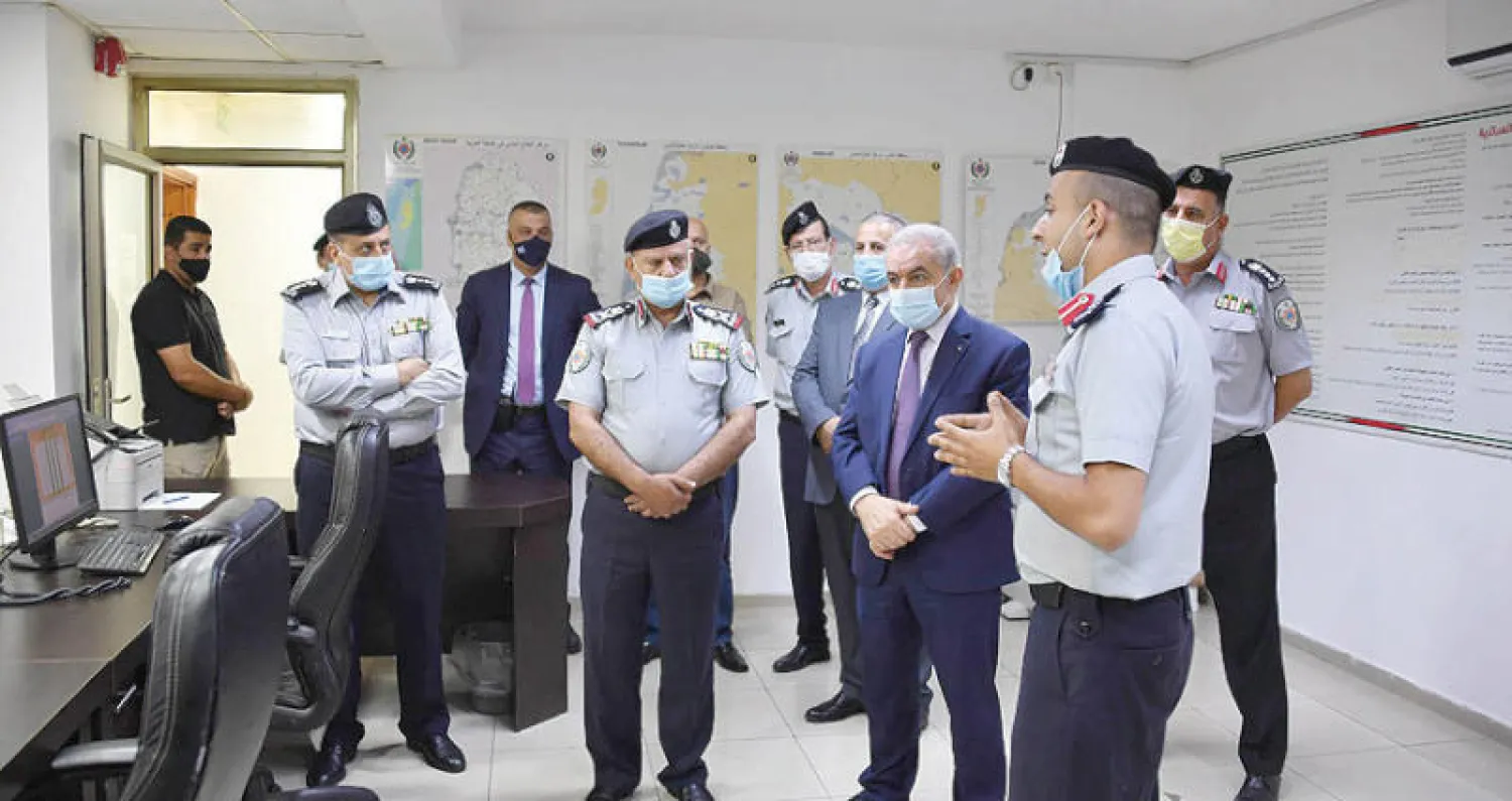 رئيس الوزراء الفلسطيني محمد أشتية في زيارة إلى الدفاع المدني برام الله أمس (وفا)