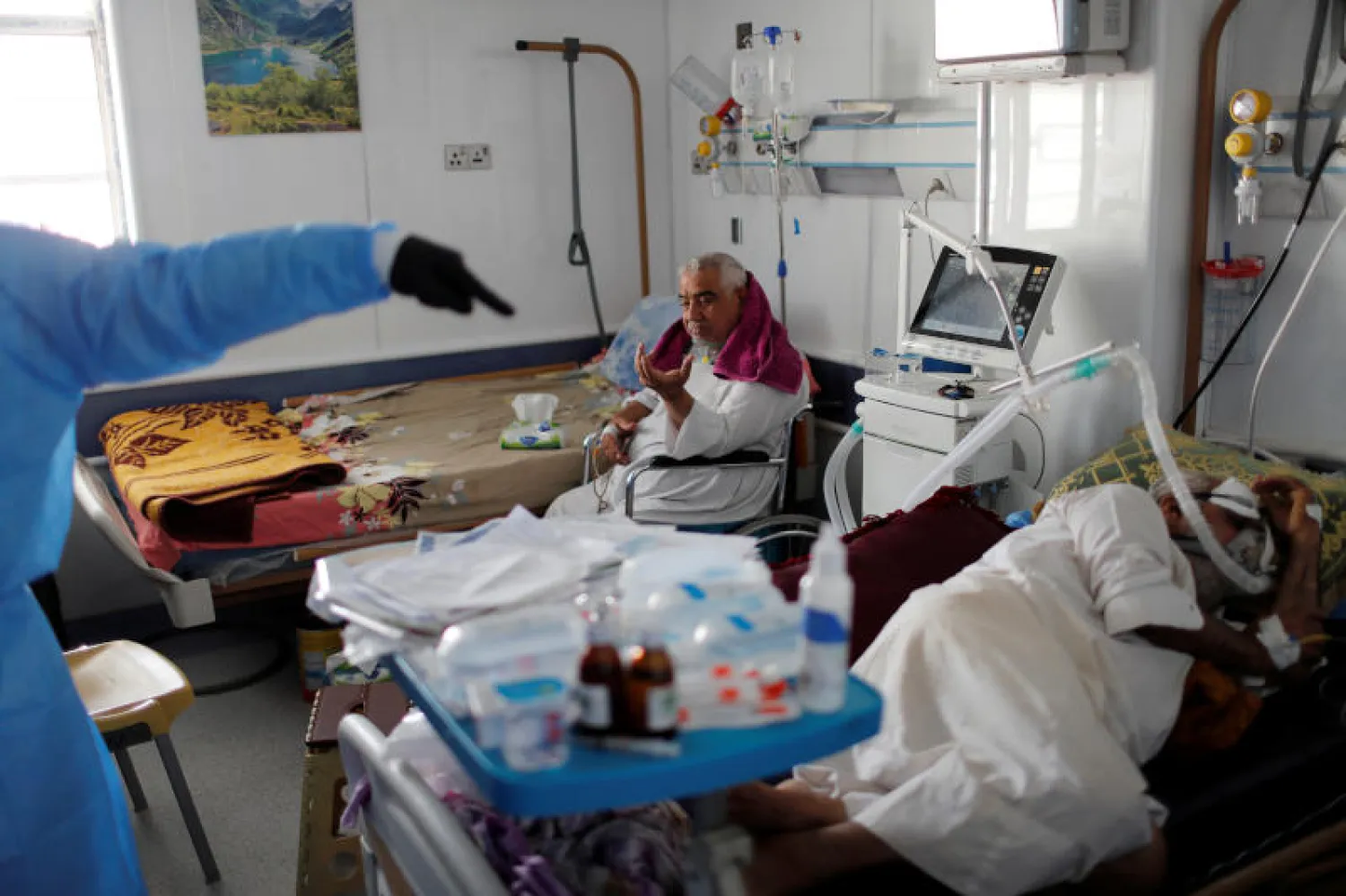 مريضان بفيروس «كورونا» في مستشفى بمدينة النجف العراقية (رويترز)