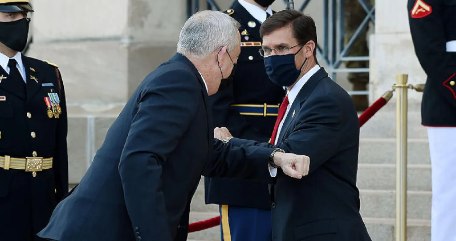 وزير الدفاع الأميركي ونظيره الإسرائيلي يتبادلان التحية أمام مدخل البنتاغون الثلاثاء (أ.ف.ب)