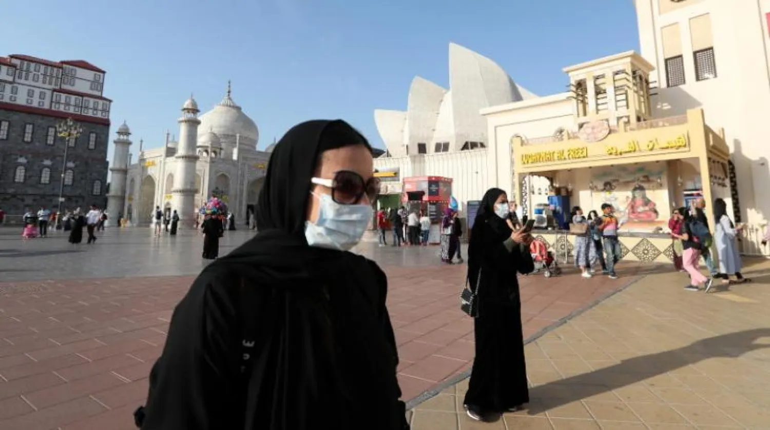 Dubai’de maske takan kadınlar (EPA)