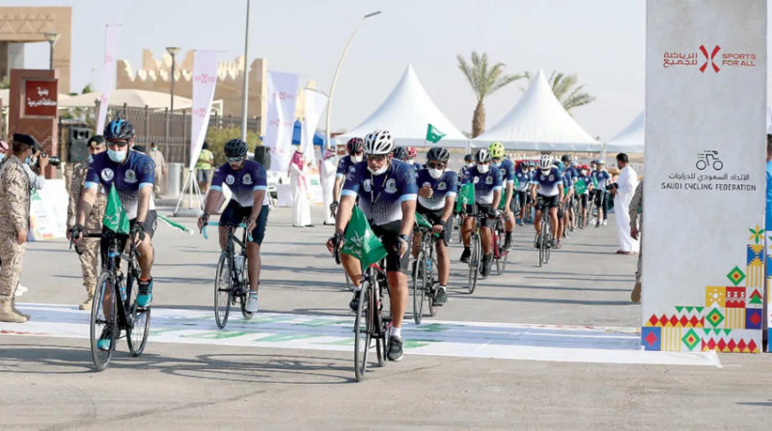 الفريق الركن فهد الغفيلي مشاركاً في مسيرة الدراجات (تصوير: سعد الدوسري)