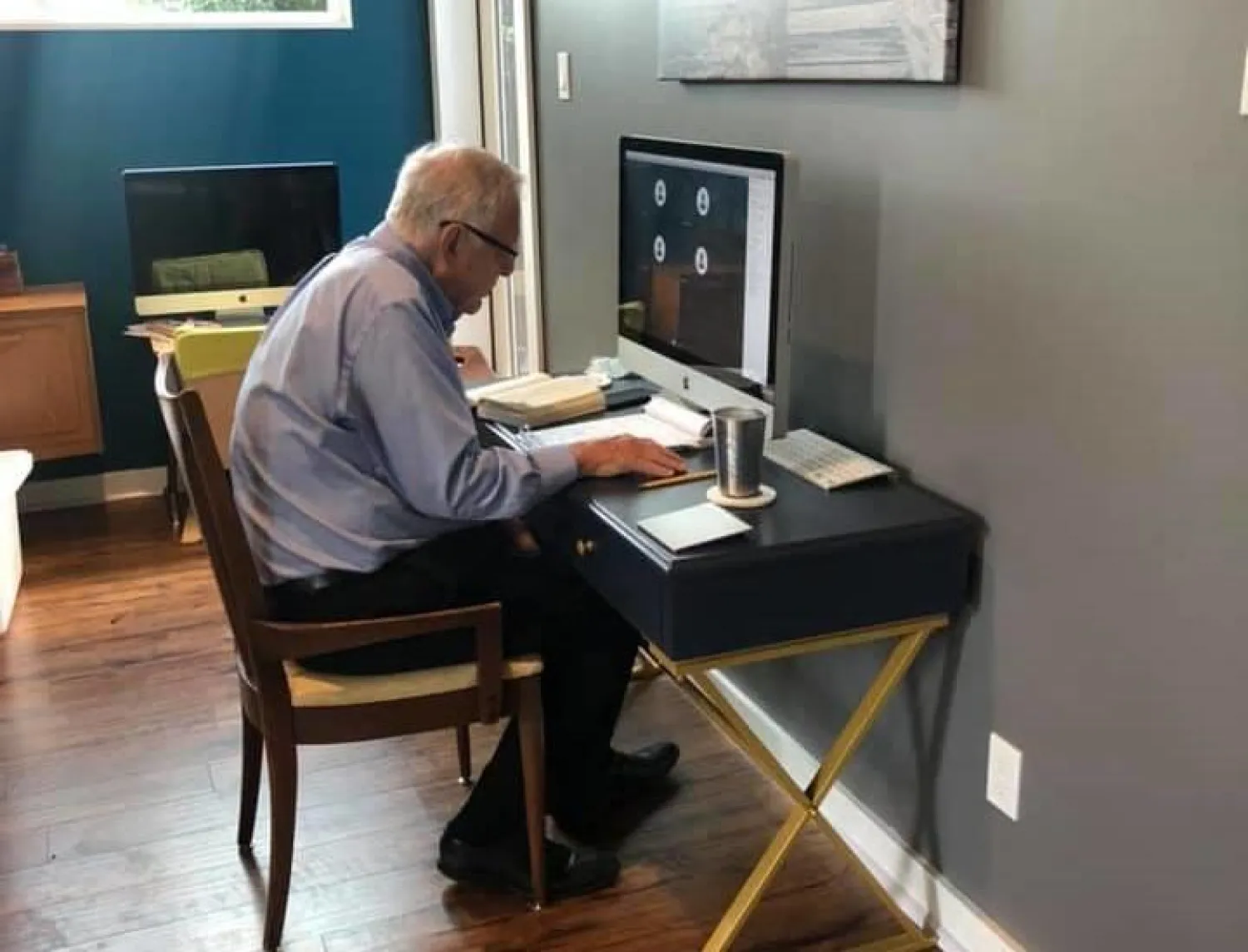 صورة نشرتها ابنة الأستاذ الجامعي تشارلز كرون على «فيسبوك» لوالدها أثناء تدريس طلابه عن بعد