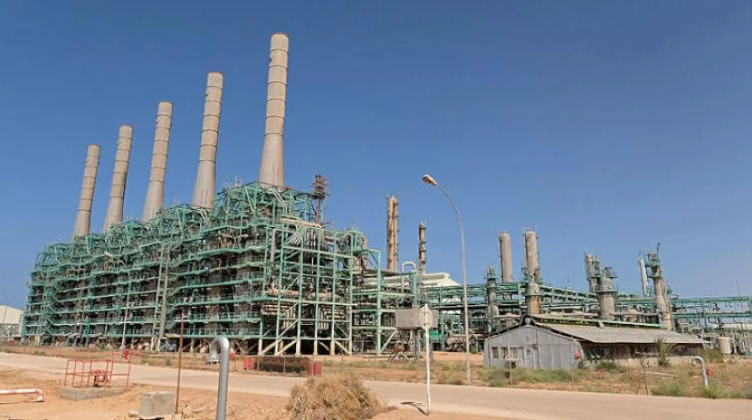 Libya sahil şeridi boyunca uzanan petrol hilalindeki Ras Lanuf petrol tesisi (Reuters)
