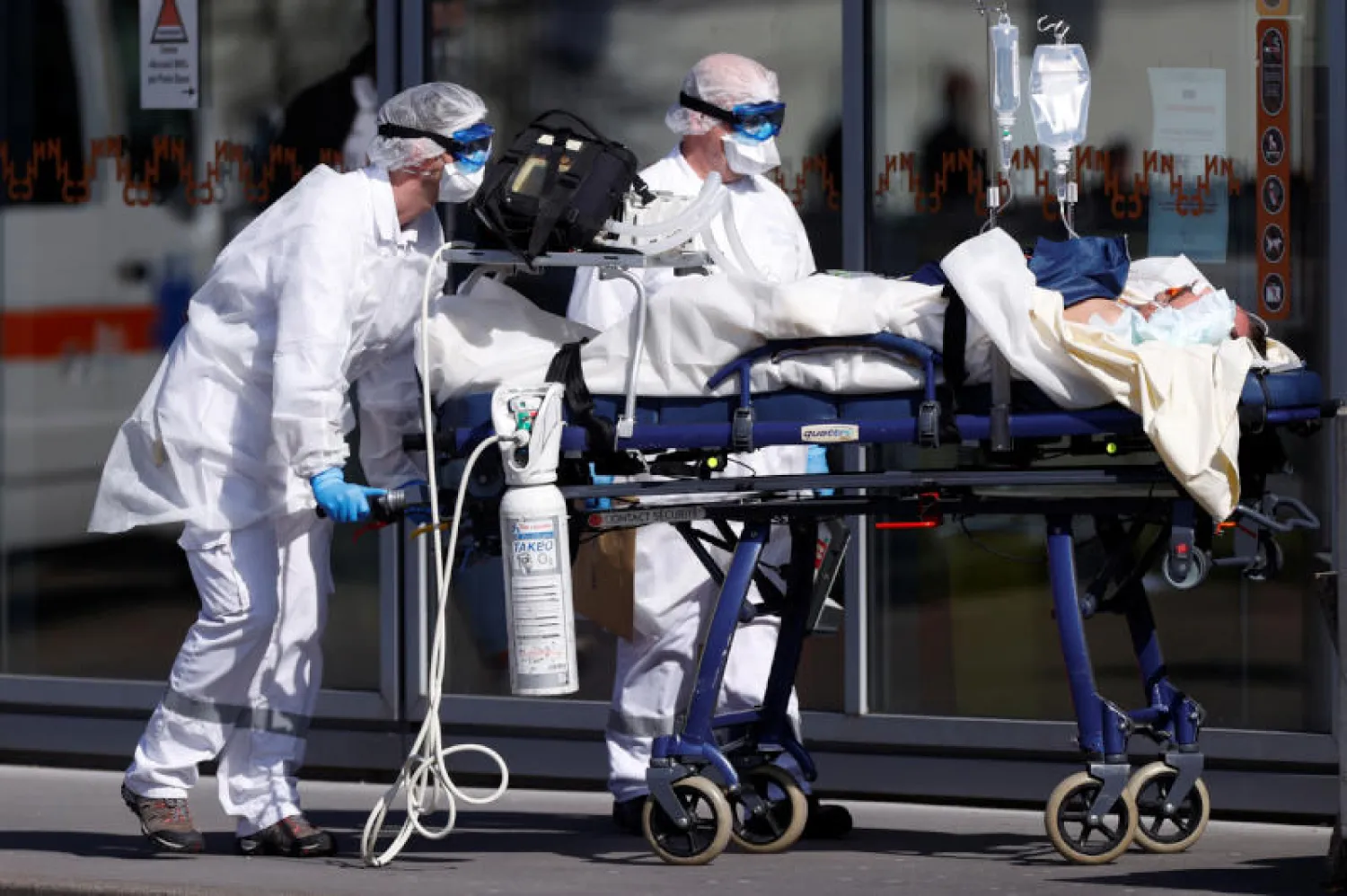 فريق طبي ينقل مريض «كوفيد-19» في مستشفى بفرنسا (رويترز)