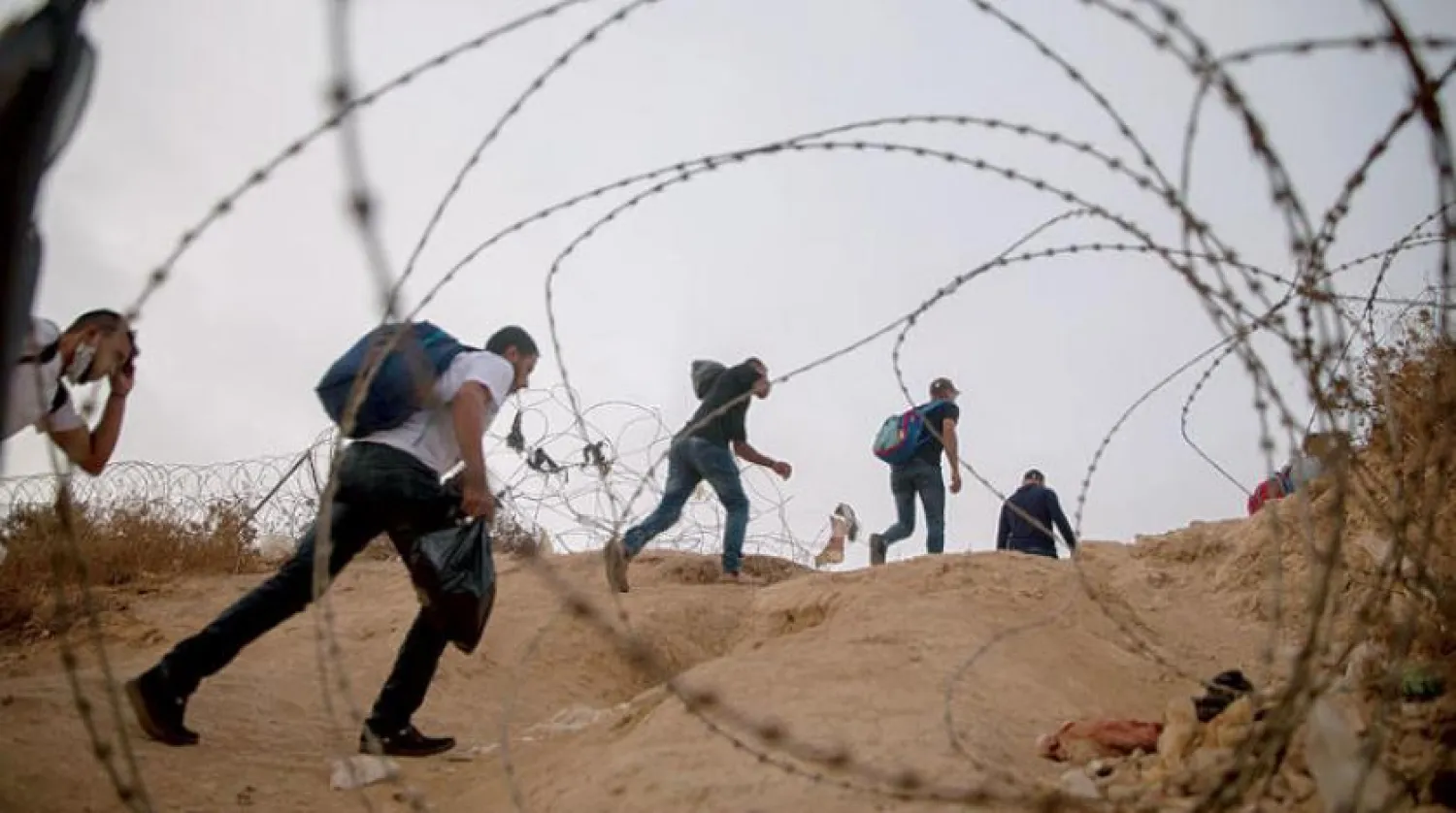 Filistinliler İsrail’de çalışmak için sınırdan kaçak olarak geçiyor (EPA)