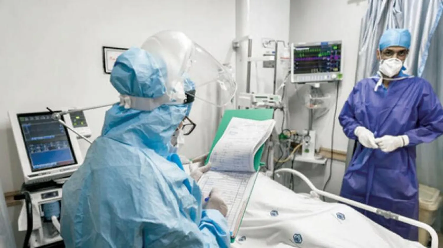 Tahran’daki bir hastanenin yoğun bakım ünitesinde yatan bir hastayı muayene eden doktorlar. (Mehr)