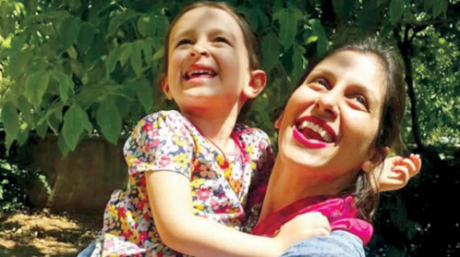İngiltere vatandaşı Nazanin Zaghari-Ratcliffe, Ağustos 2018’de üç gün süreyle hapisten çıkarıldığında kızı Gabriella ile bir araya gelmişti. (AFP)
