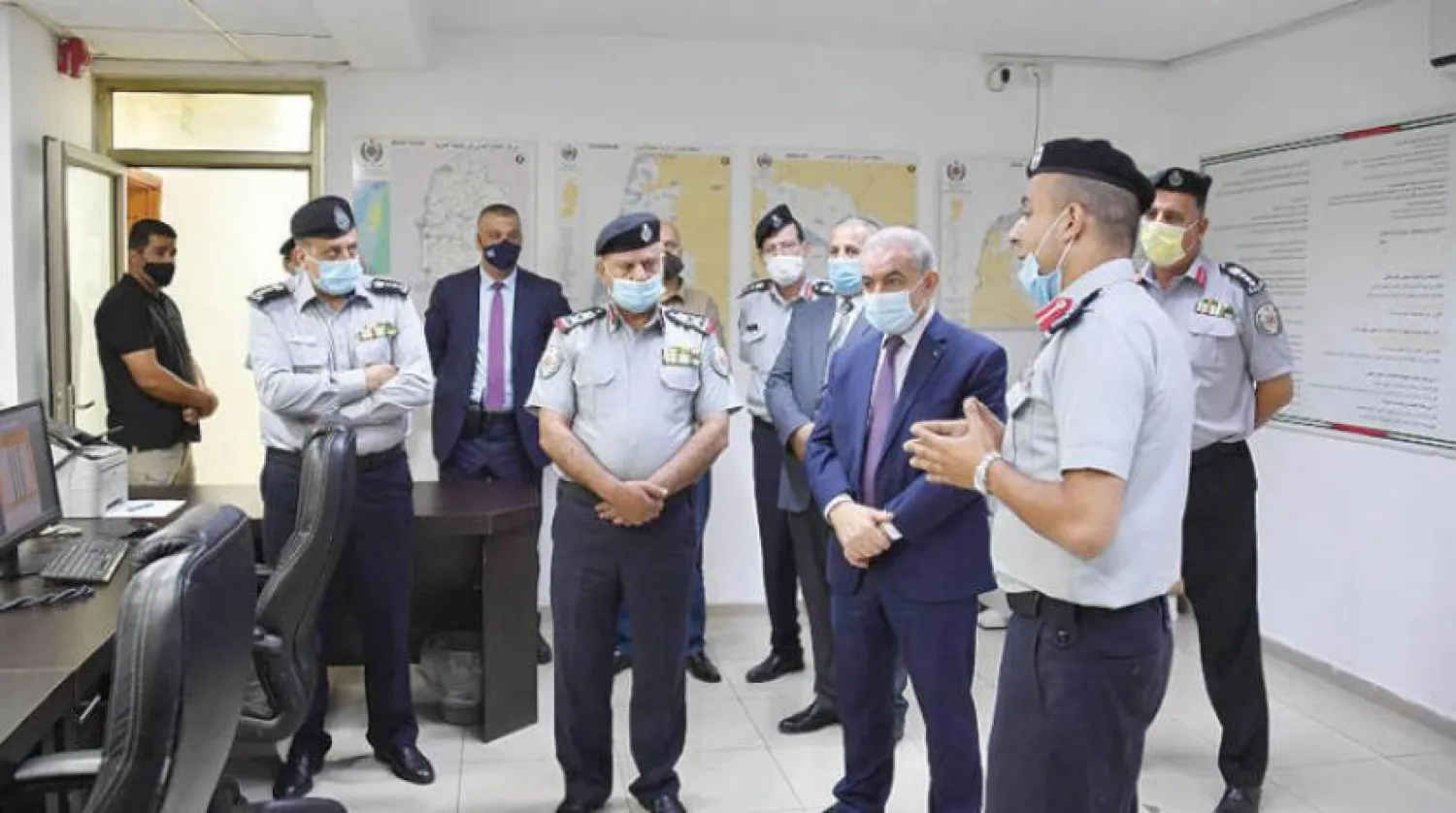 Filistin Başbakanı Muhammed İştiyye, dün Ramallah’daki sivil savunma ekiplerini ziyaret etti (Wafa)