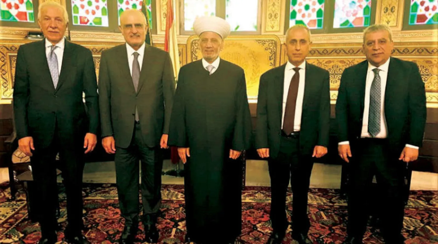 المفتي عبد اللطيف دريان مع وفد حركة «أمل» الذي زاره أمس (الوكالة الوطنية)