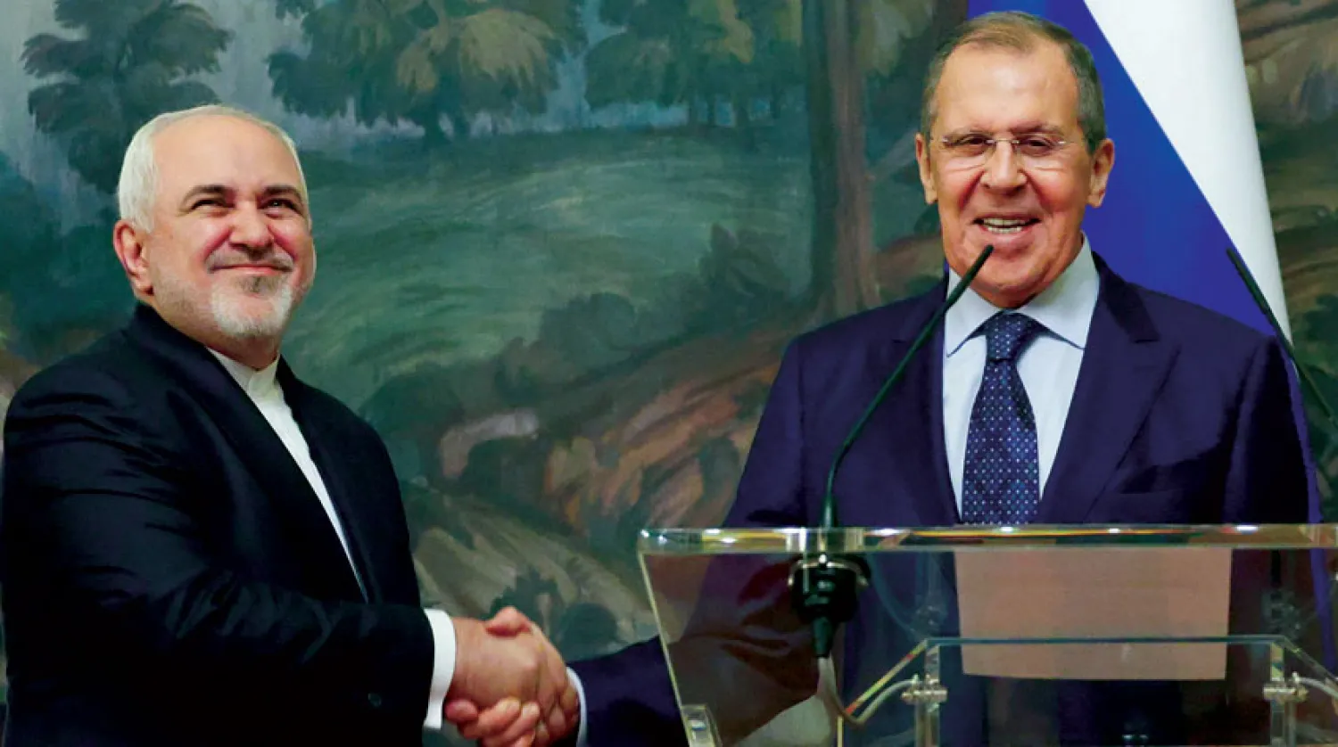 وزير الخارجية الروسي سيرغي لافروف ونظيره الإيراني محمد جواد ظريف خلال مؤتمر صحافي في موسكو أمس (أ.ف.ب)