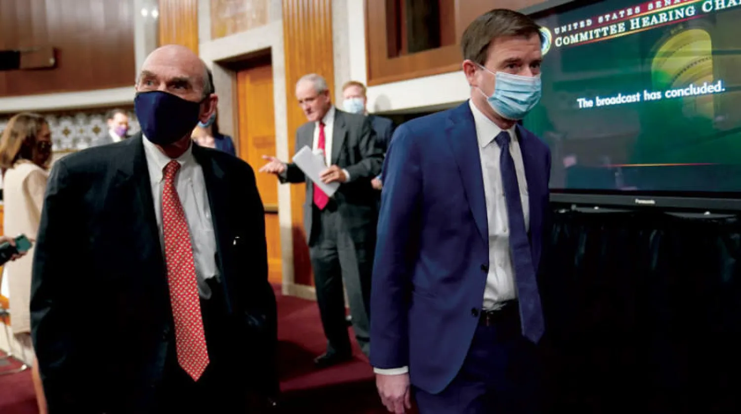 المبعوث الأميركي الخاص بإيران إليوت أبرامز ووكيل الخارجية ديفيد هيل في مجلس الشيوخ أمس (إ.ب.أ)