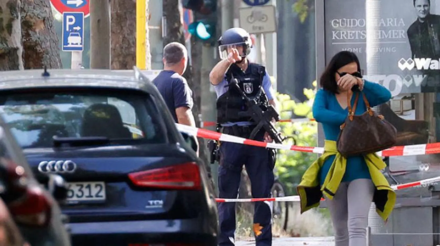 Alman polisi dün Berlin’in bir banliyösünde alınan ihbarın ardından boşaltılan okulun etrafına kordon çekti (AFP)