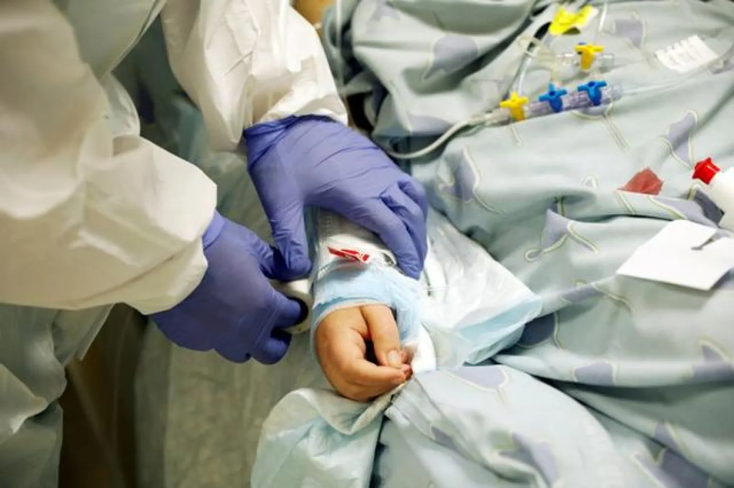A nurse provides medical care for a patient at a coronavirus disease (COVID-19) ward amid a surge in new cases that has forced Israel into a second nationwide lockdown, at Tel Aviv Sourasky Medical Center (Ichilov), Tel Aviv, Israel September 21, 2020. REUTERS/Ronen Zvulun

