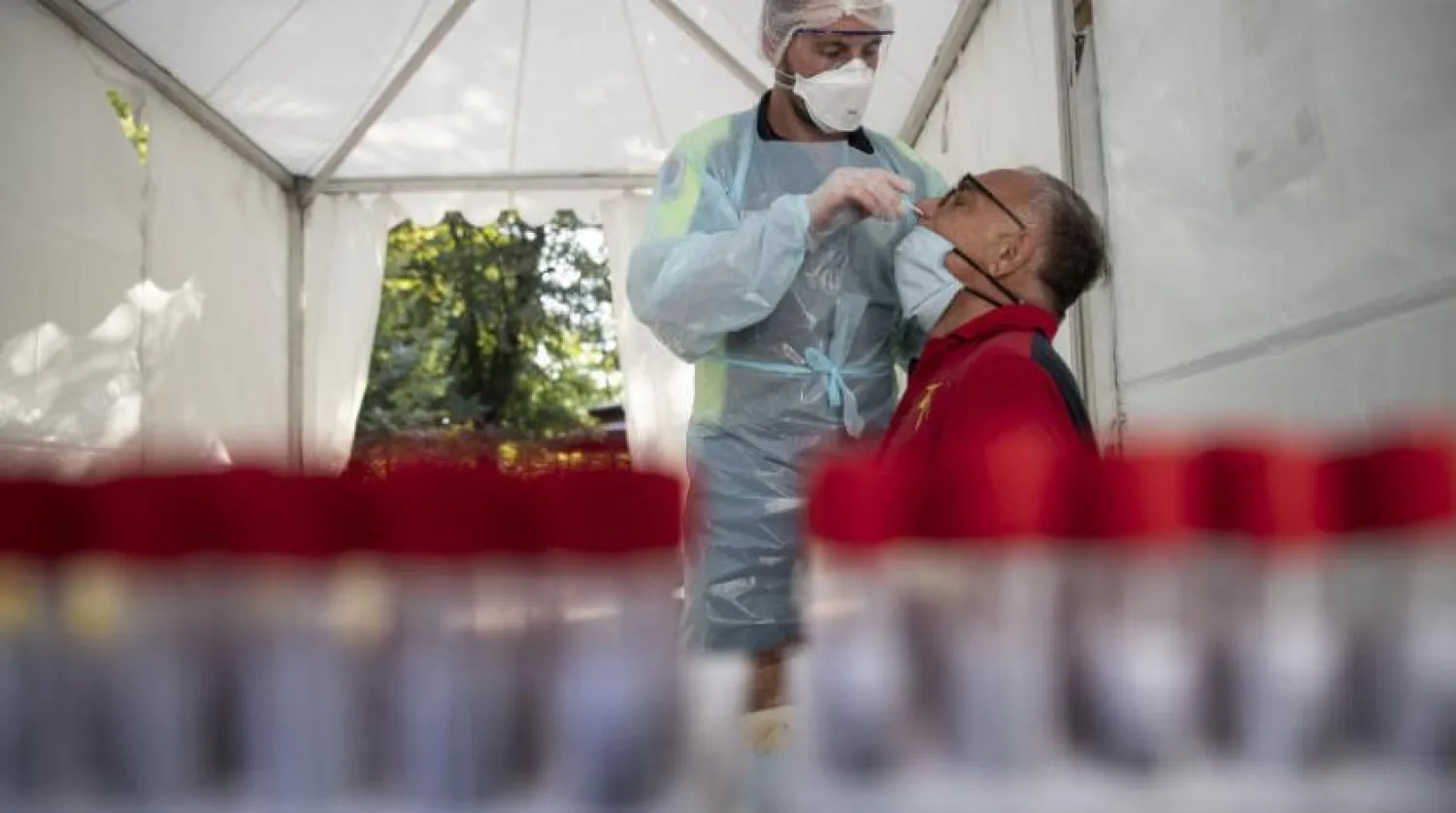 Fransa’da koronavirüs testi yapan bir sağlık görevlisi (AP)