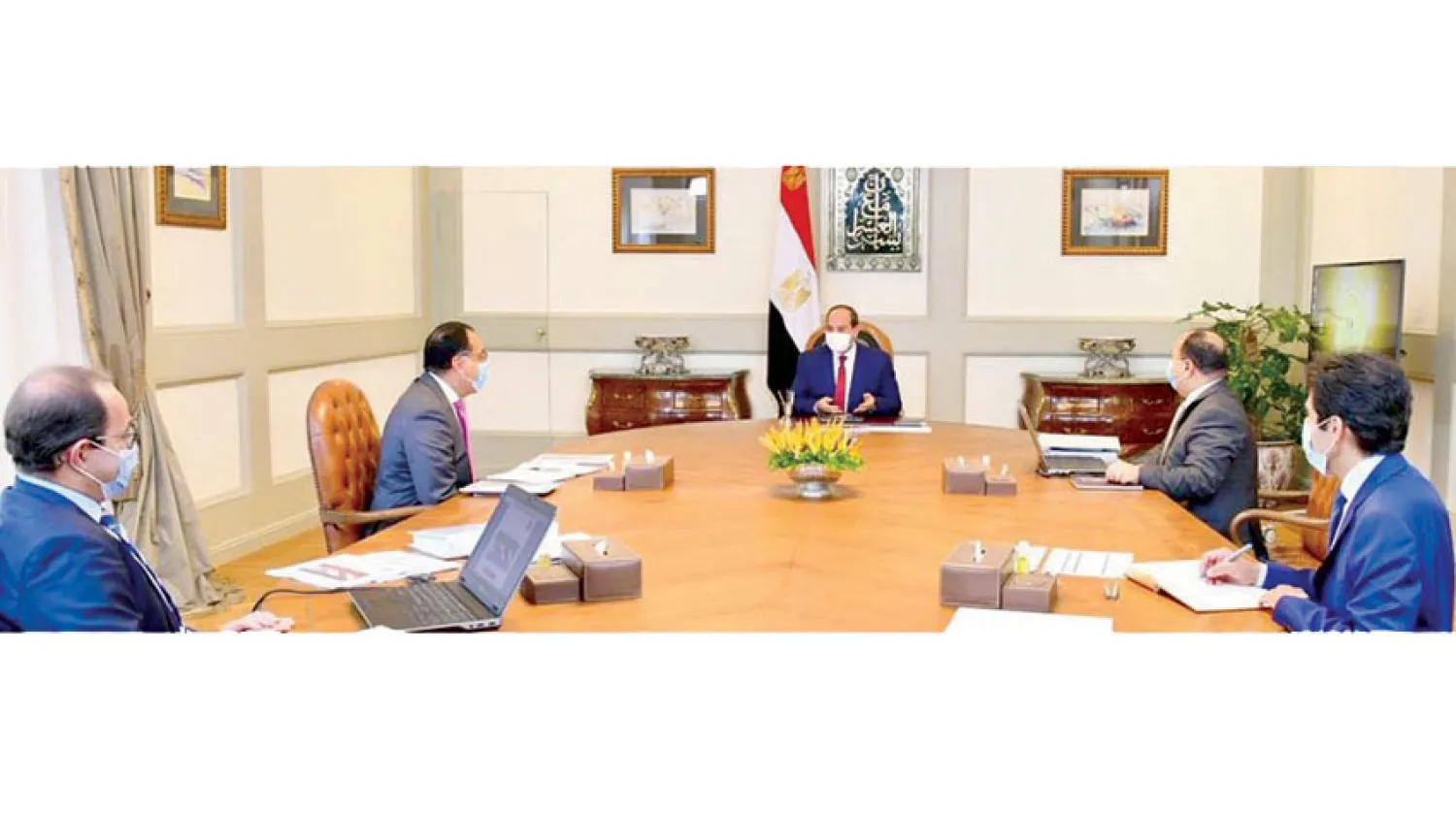 اجتماع الرئيس المصري مع رئيس الوزراء ووزير المالية لمتابعة مؤشرات الأداء المالي أمس (صفحة الرئاسة المصرية)
