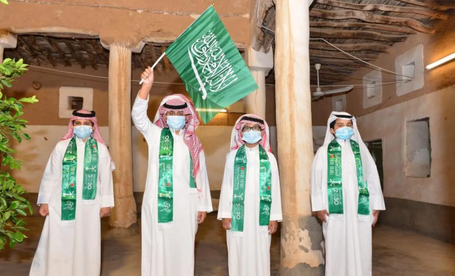 سعوديون يرتدون كمامة واقية خلال احتفالهم باليوم الوطني 90 (واس)