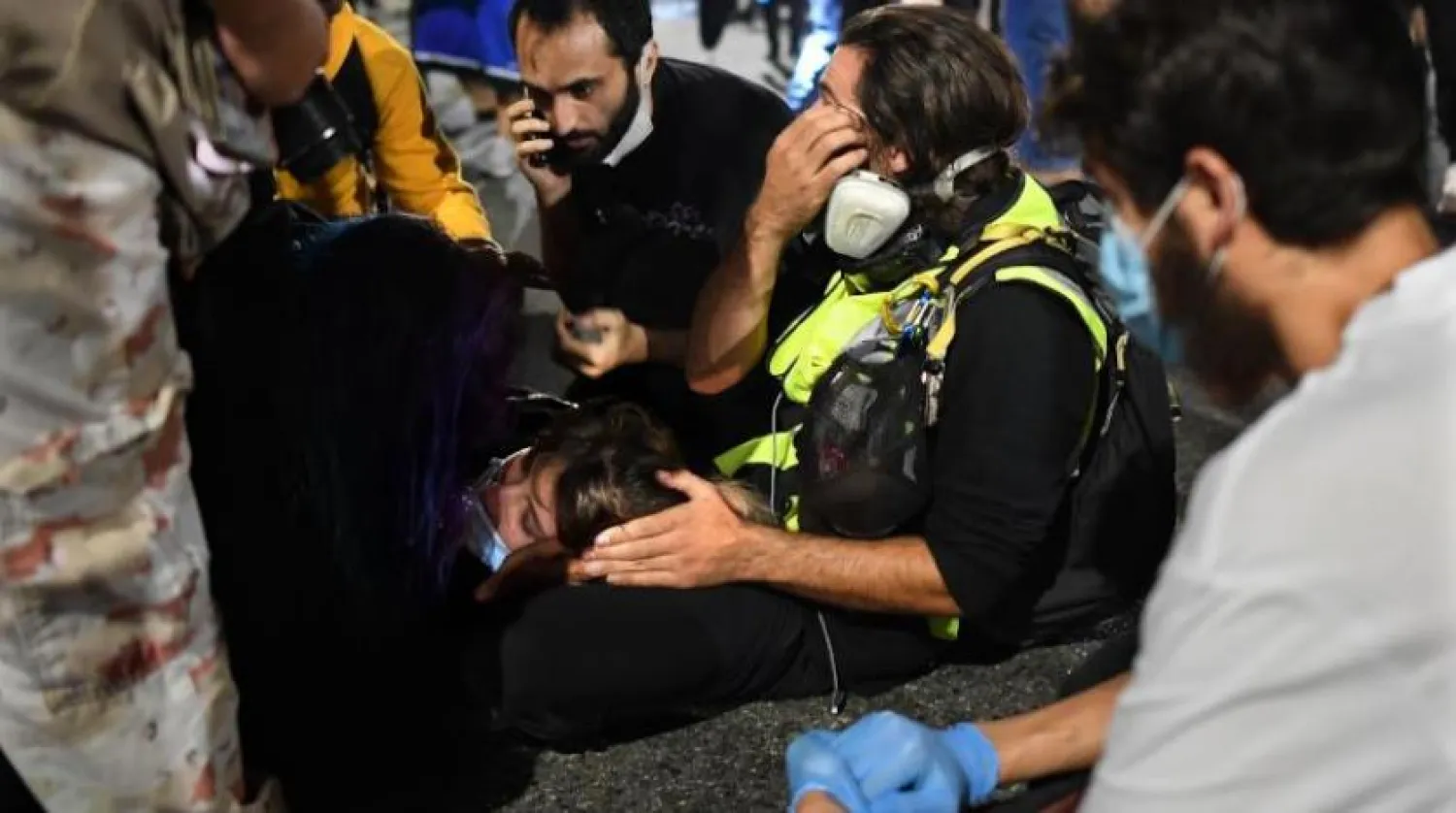 Ambulans personeli yaralı göstericiyi naklederken