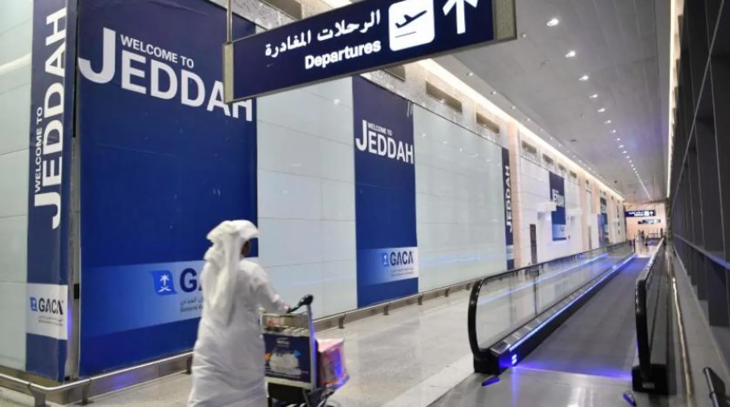 Cidde Kral Abdulaziz Uluslararası Havalimanı’nda bir yolcu gidiş salonuna doğru ilerliyor (SPA)