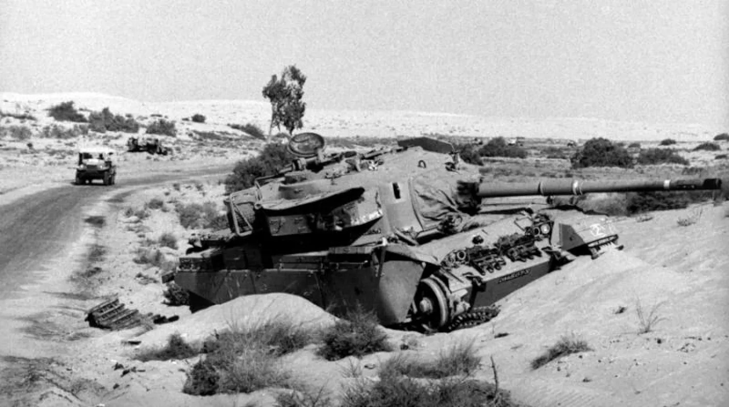 دبابة مدمرة في سيناء إبان حرب أكتوبر 1973 (غيتي)
