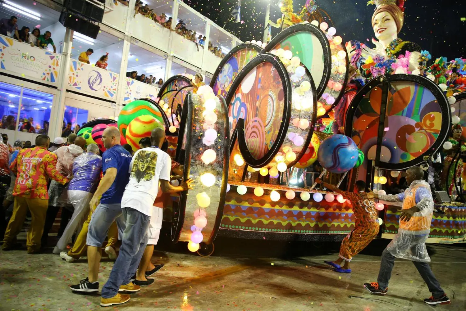 People try to move a parade float after an accident during the carnival parade at the Sambadrome in Rio de Janeiro, Brazil, February 26, 2017. REUTERS/Pilar Olivares