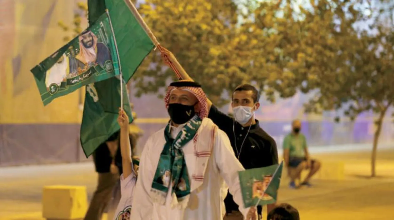 Suudi bir aile, Çarşamba günü önleyici tedbirlere riayet ederek Suudi Ulusal Günü'nü kutluyor (Reuters)