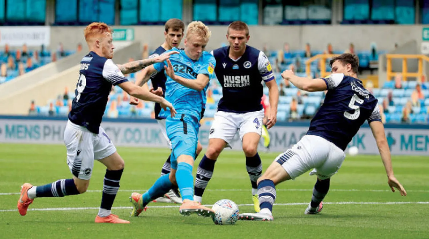 سيبلي يمر من مدافعي ميلوول ليسجل أول هدف من أهدافه الثلاثة في يونيو الماضي (غيتي)