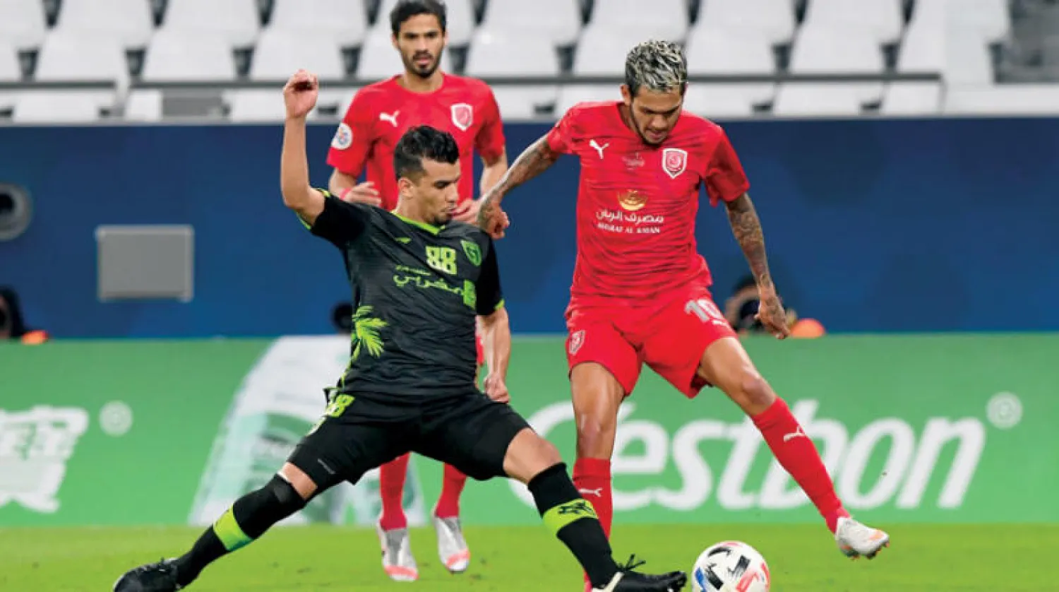 الكرة المشتركة التي تعرض خلالها الرويلي للإصابة (الشرق الأوسط)