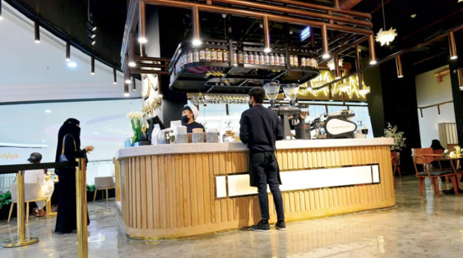«الكافيهات» تستعيد حيويتها بعد جائحة كورونا وسط تنامي أعماله في السعودية (الشرق الأوسط)
