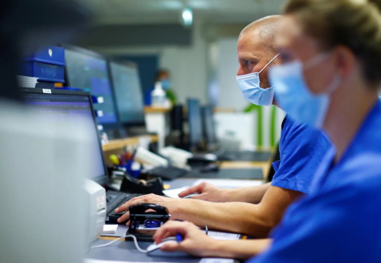 أفراد طاقم طبي بوحدة رعاية مركزة في مستشفى ألماني (رويترز)