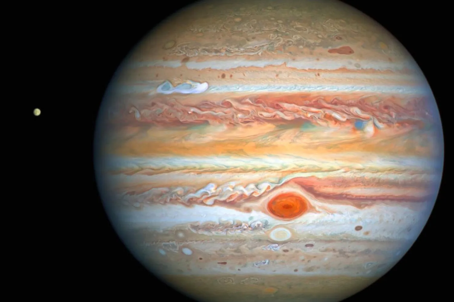 Jüpiter'in giderek küçüldüğü söylenen kırmızı lekesi, Hubble'ın yeni karesinde tüm ihtişamıyla görülüyor (NASA)