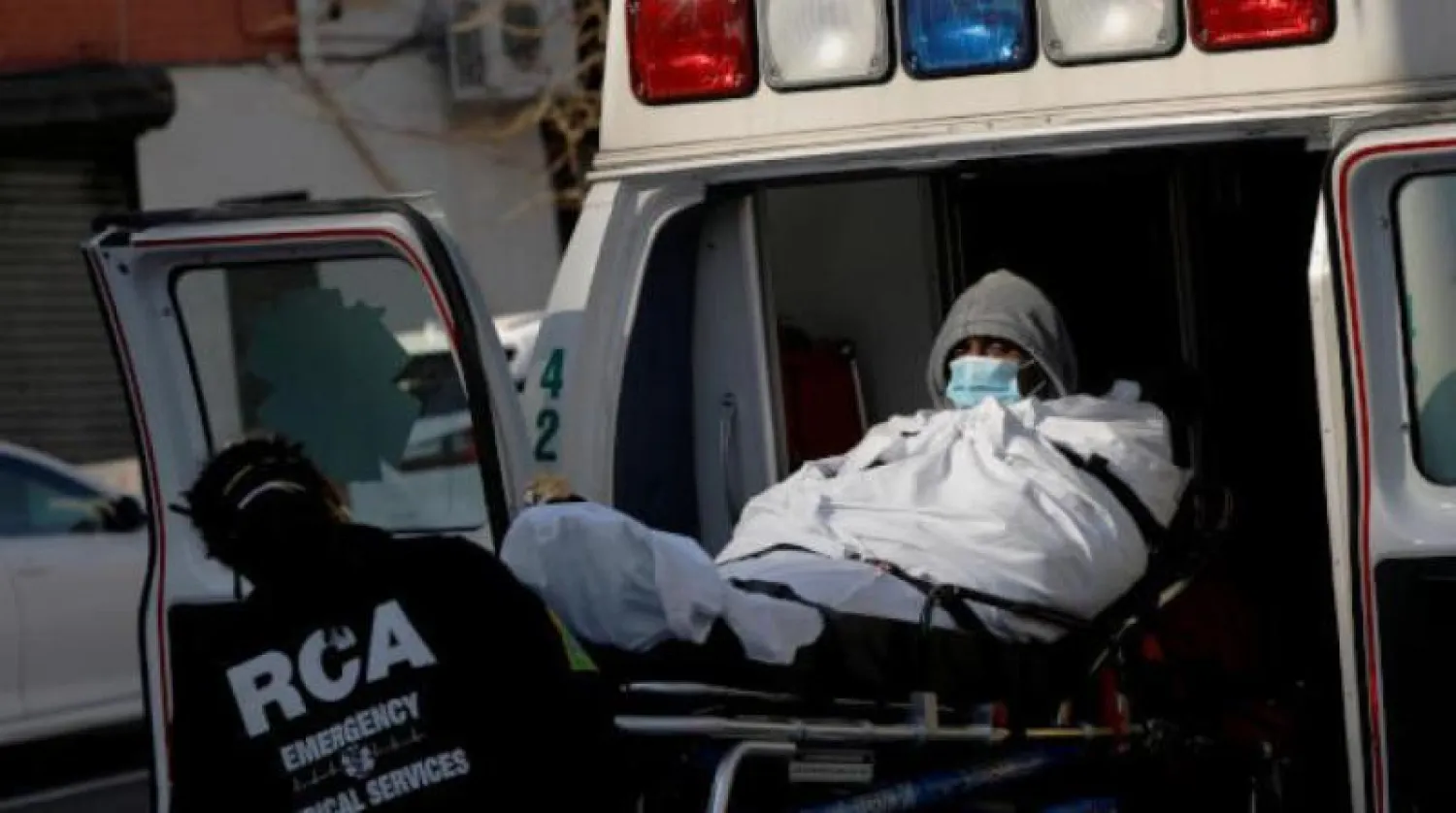 مريض بـ«كورونا» يصل إلى مستشفى بروكلين في نيويورك (رويترز)