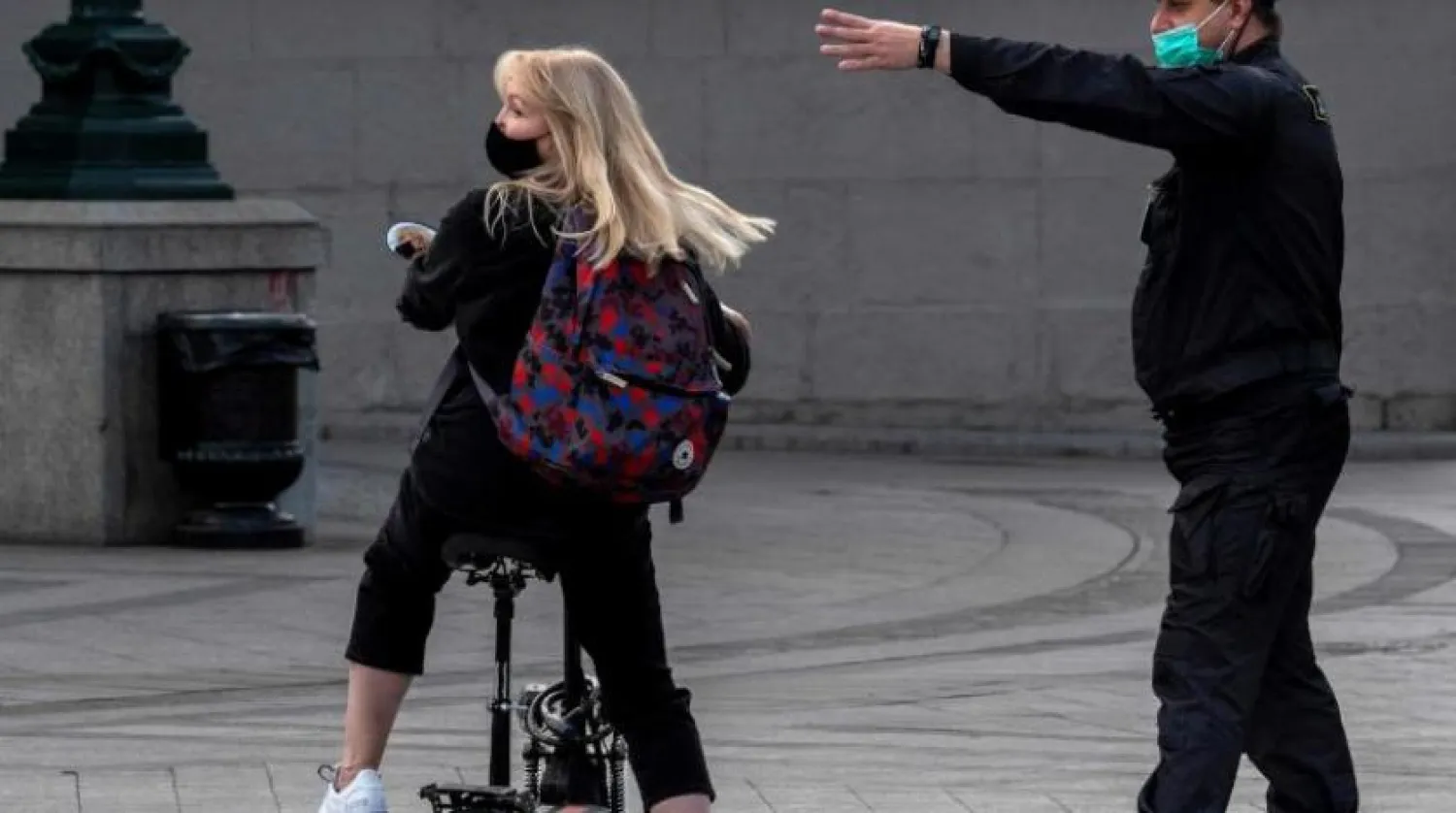 Rusya'nın başkenti Moskova'da maskeli insanlar  (AFP)
