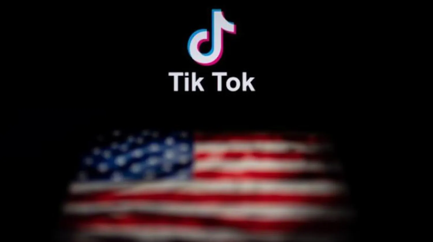 Tik Tok uygulama logosu ve Amerikan bayrağı (AFP)