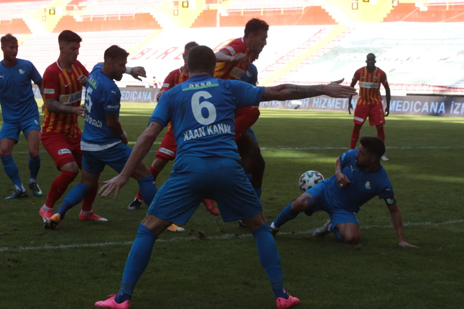 Kayserispor, sahasında konuk ettiği B.B. Erzurumspor'a 3-1 mağlup oldu