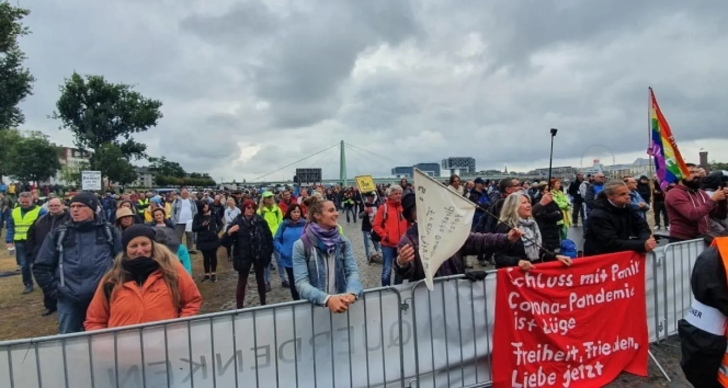 Köln'de Kovid-19 tedbirleri protesto edildi