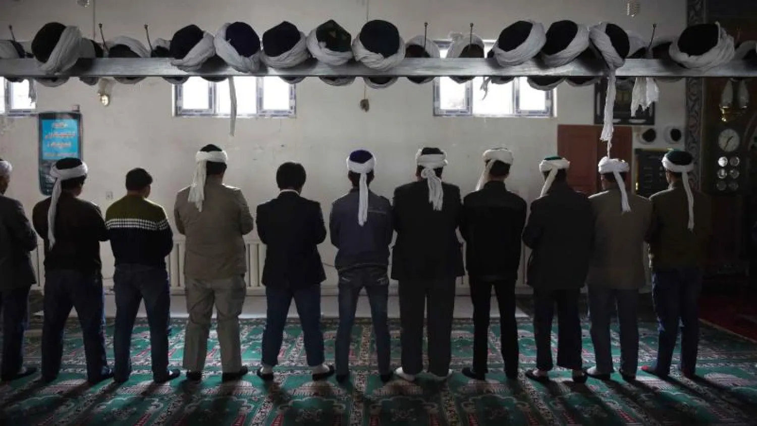 إيغور يصلون في مسجد في هوتان بإقليم شينجيانغ (أرشيف - أ.ف.ب)