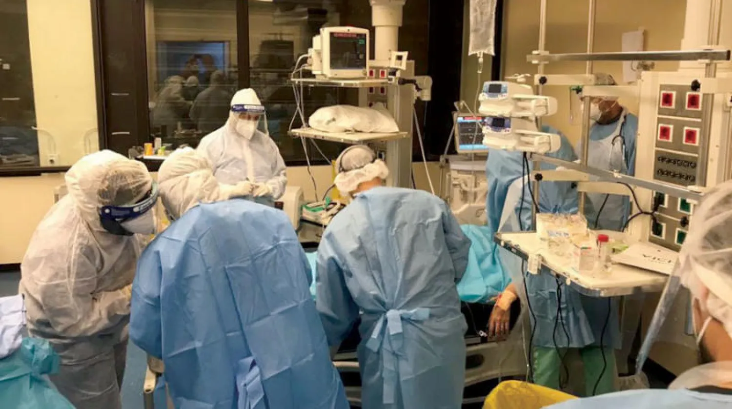 فريق طبي يجري ولادة قيصرية لمصابة بـ«كورونا» (مركز بنغازي الطبي)