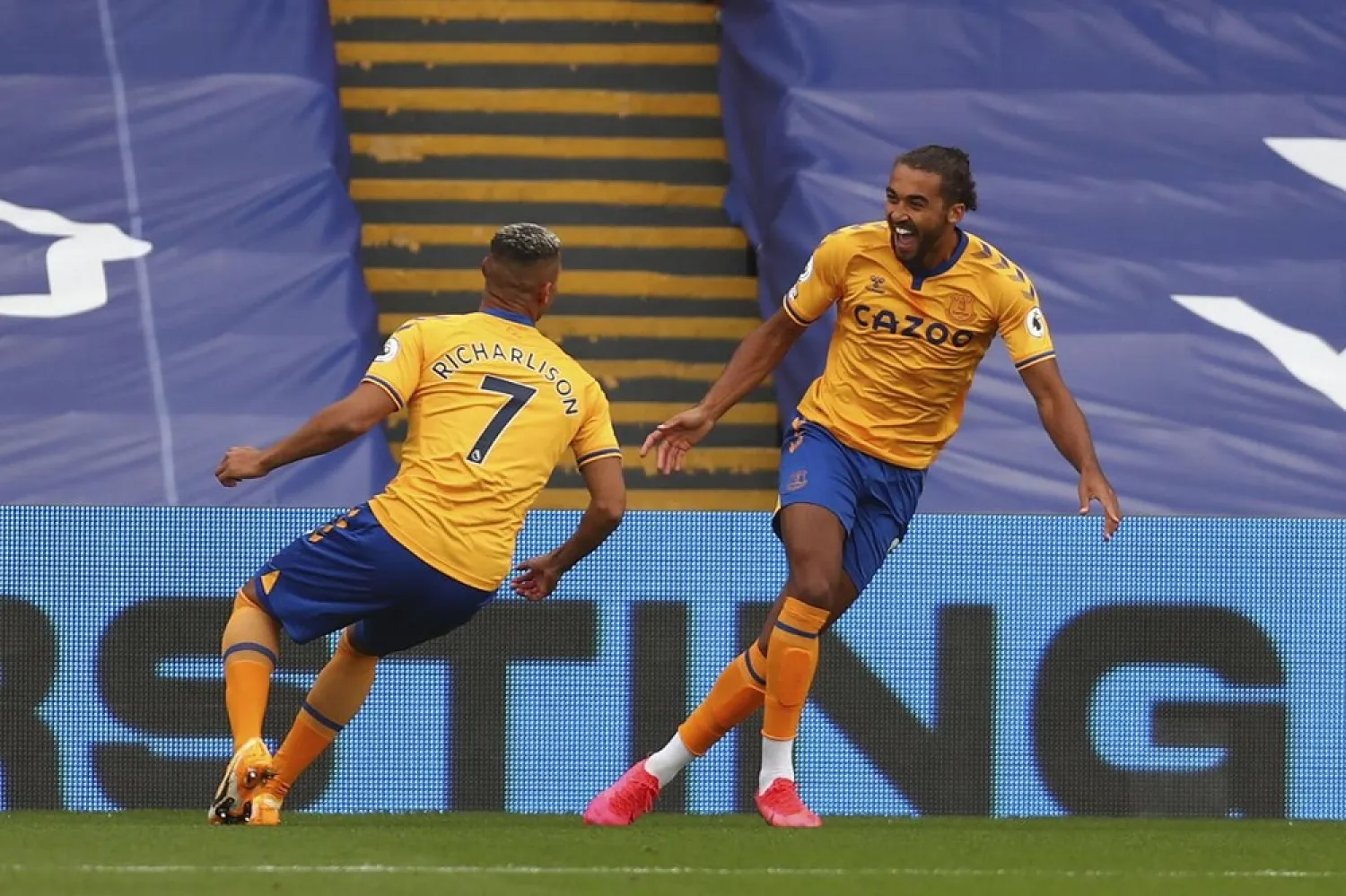 Everton's Dominic Calvert-Lewin, right, celebrates his goal against Crystal Palace during the Premier League match between Crystal Palace and Everton, at Selhurst Park, London, Sept. 26, 2020. (AP)