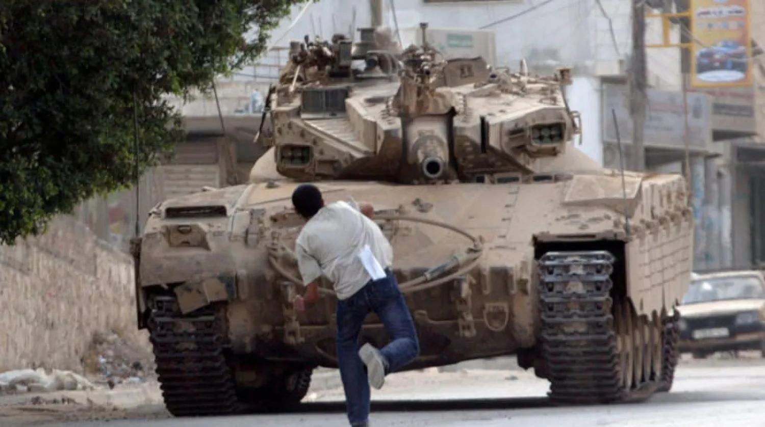 صورة أرشيفية لمواجهات في {انتفاضة الأقصى} التي تحل ذكراها العشرين غداً (إ.ب.أ)