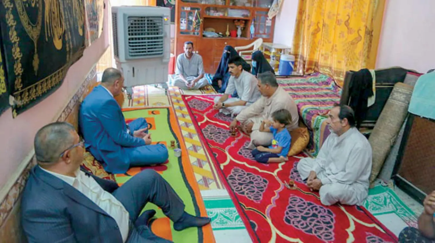 محافظ ذي قار ناظم الوائلي في منزل الناشط المختطف سجاد العراقي (مكتب محافظ ذي قار)